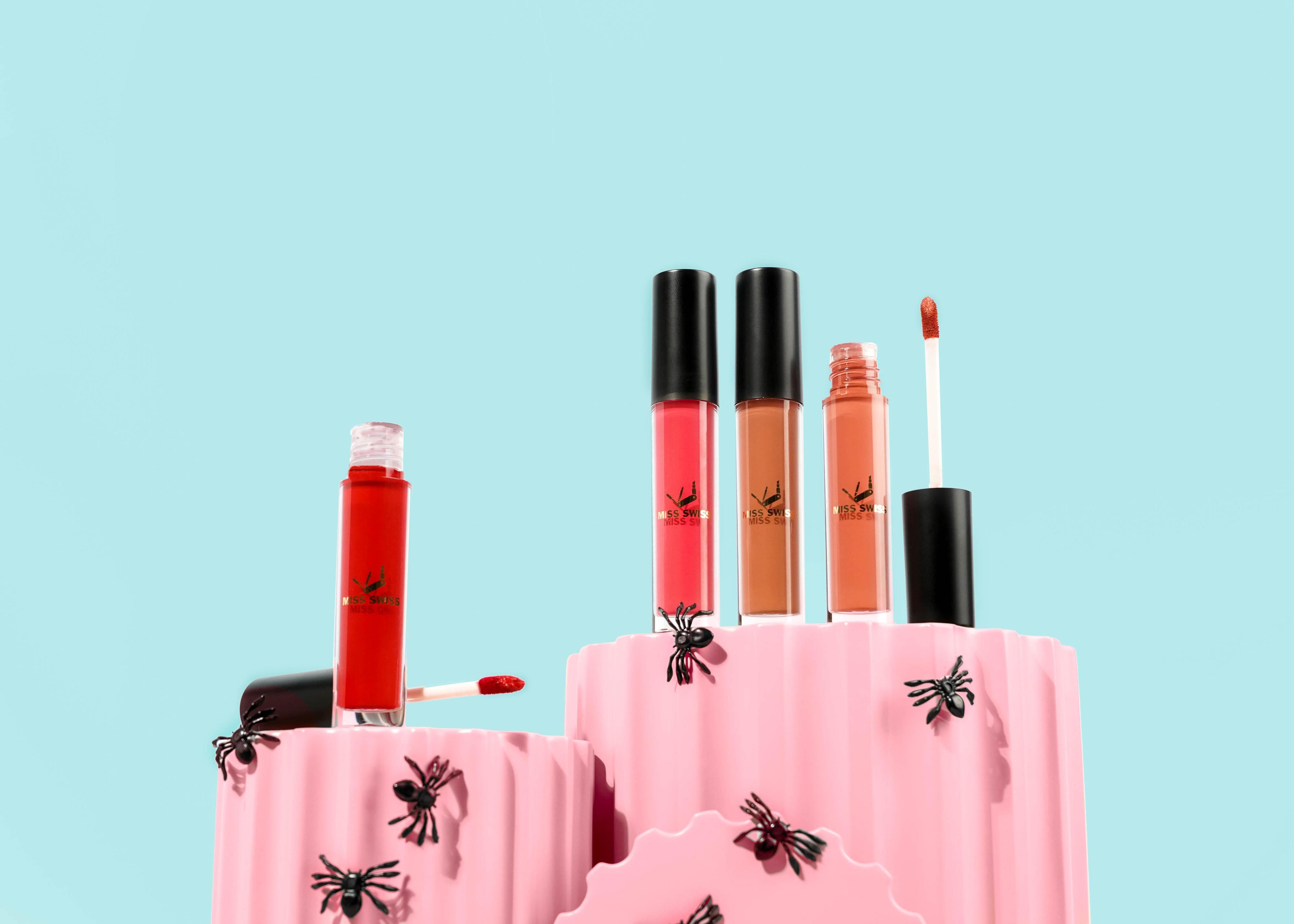 Brilhantes para o corpo, laca e rímel. 13 produtos indispensáveis para se pintar para o Halloween