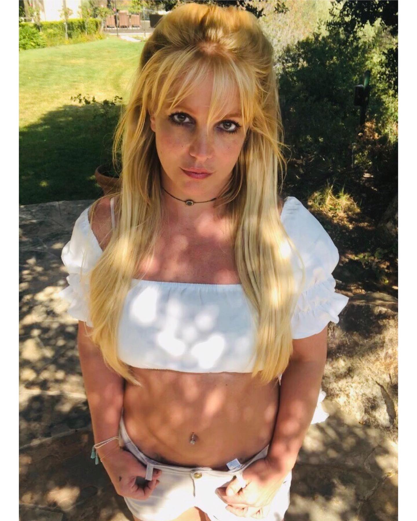 Britney Spears aparece cheia de hematomas nas redes sociais e preocupa os fãs. Veja o vídeo