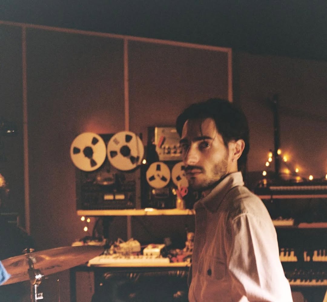 Pedro de “O Panda e os Caricas” lança-se a solo com novo pseudónimo e álbum que mistura pop, eletrónica e poesia