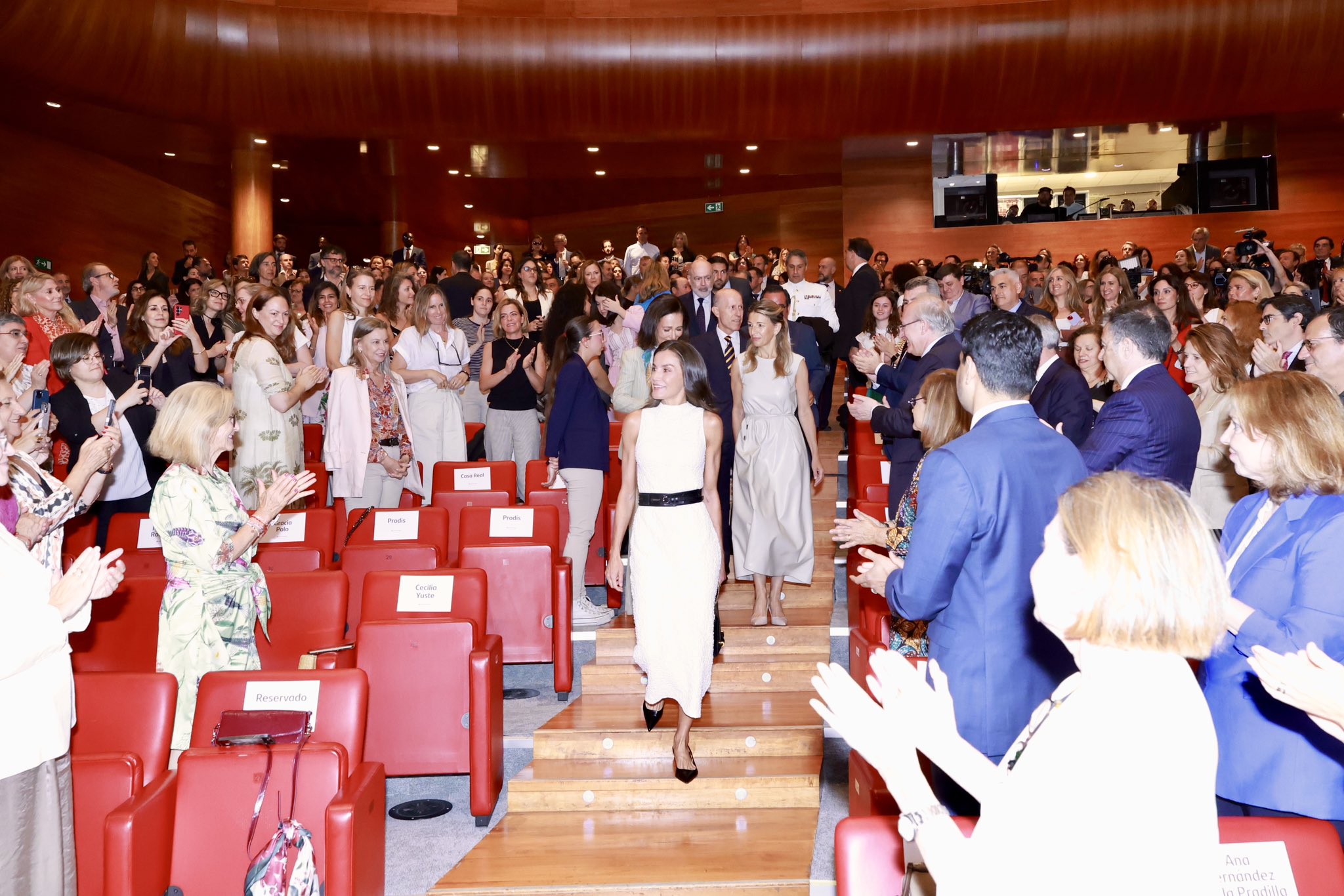 Este vestido de Letizia grita verão, mas já esgotou. Encontrámos a alternativa perfeita (e não chega aos 50€)