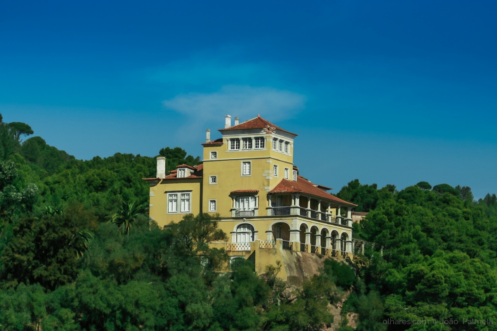Há uma grua no Palácio da Comenda — mas a Câmara de Setúbal não sabe de nada
