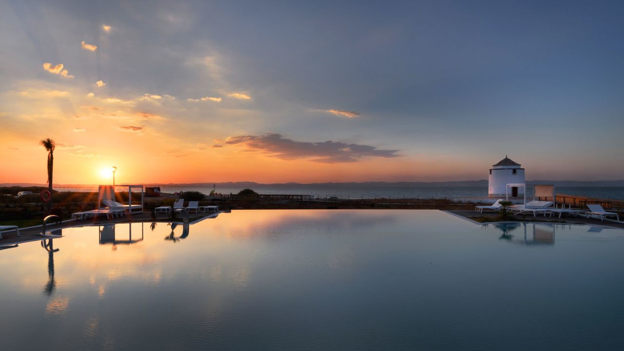 Ver o melhor pôr do sol todos os dias das suas férias? É possível e está a 20 minutos de Lisboa
