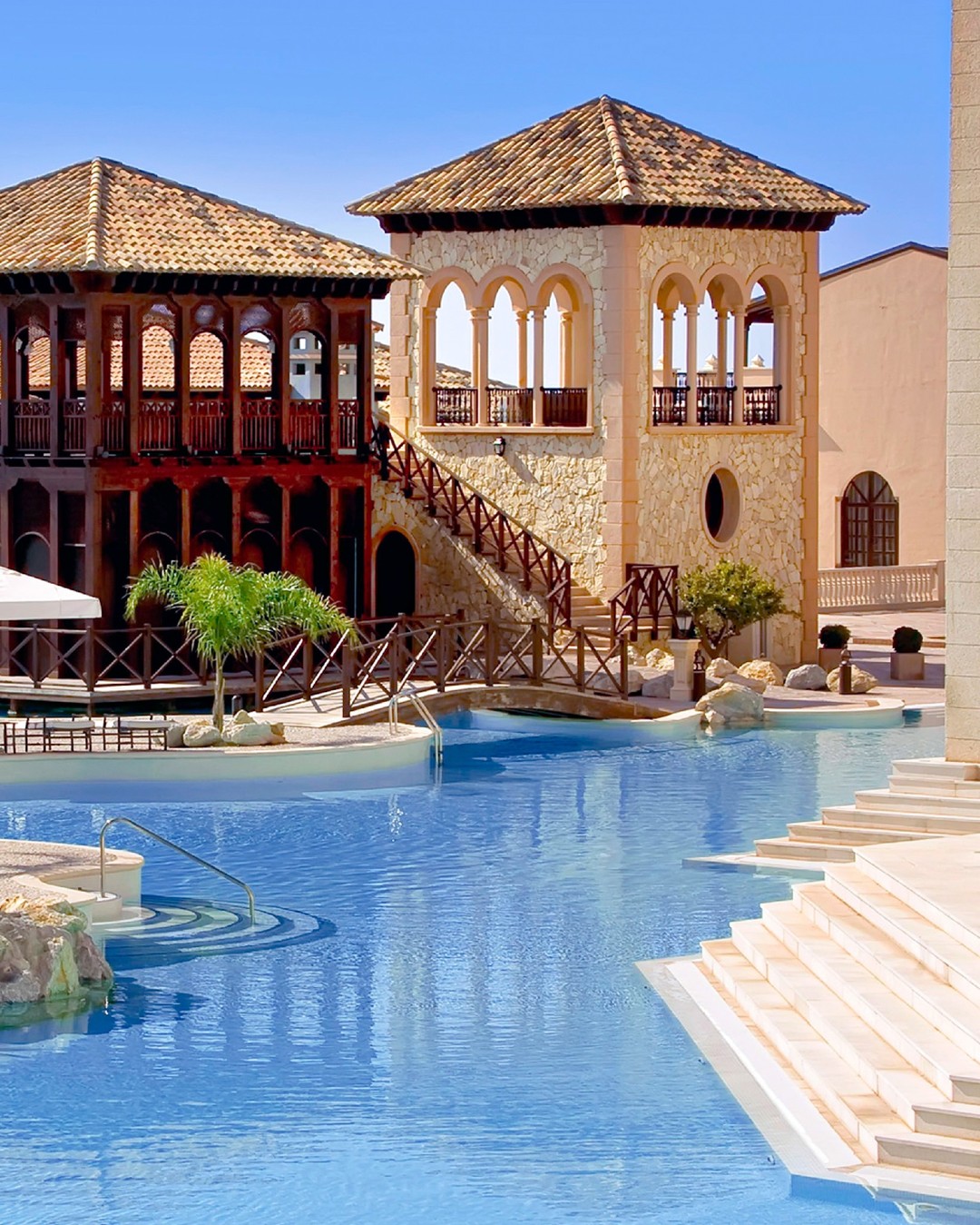 Neste hotel de quatro estrelas, pode mergulhar em sete piscinas. Espreite as fotos fabulosas