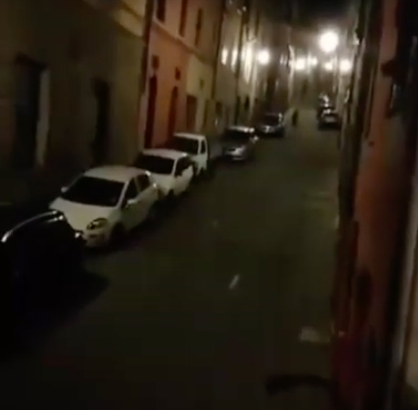 COVID-19. O vídeo dos italianos fechados em casa a cantar à janela, que está a emocionar as redes sociais