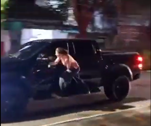 Mulher pendura-se em carro em andamento após apanhar marido a traí-la (VÍDEO)