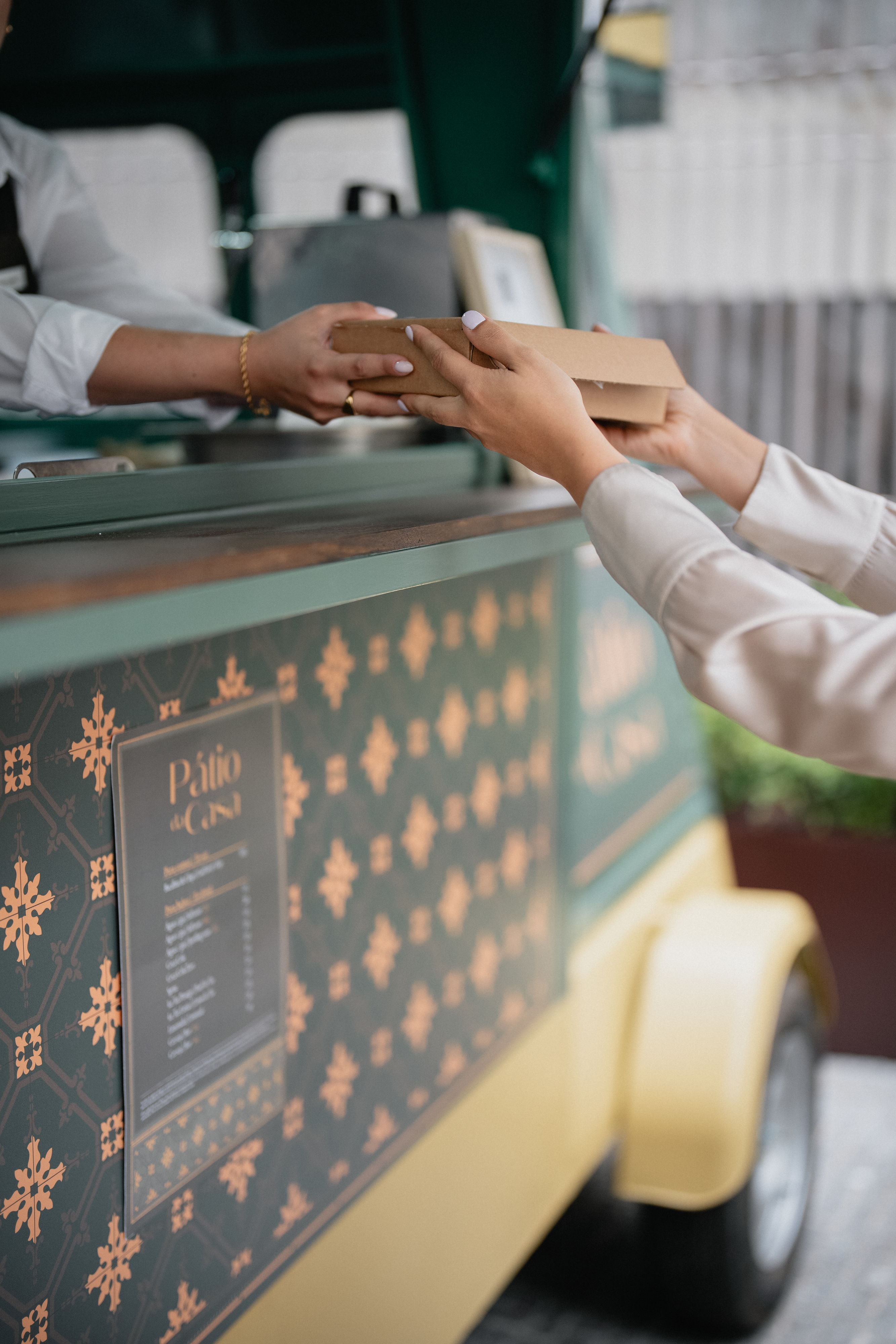 Quer comer bacalhau no camião? Há um novo spot no Porto (e fica num hotel de luxo)