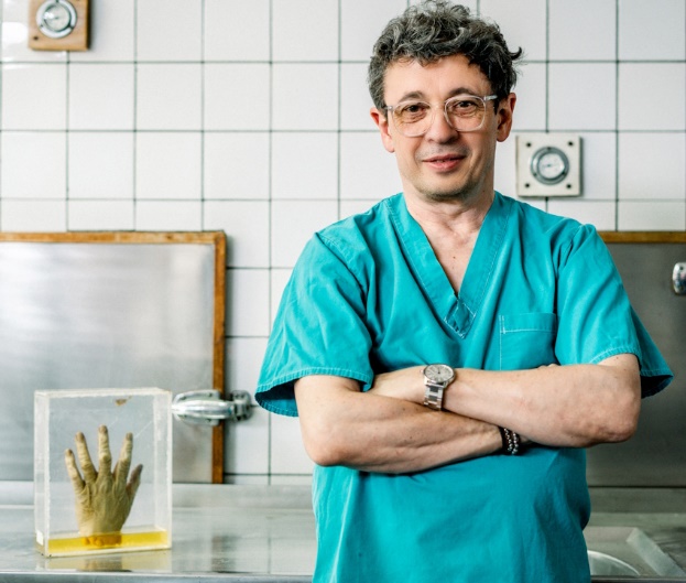 “Os Mortos têm a Palavra”. Este livro escrito por um médico-legista mistura true crime com humor negro