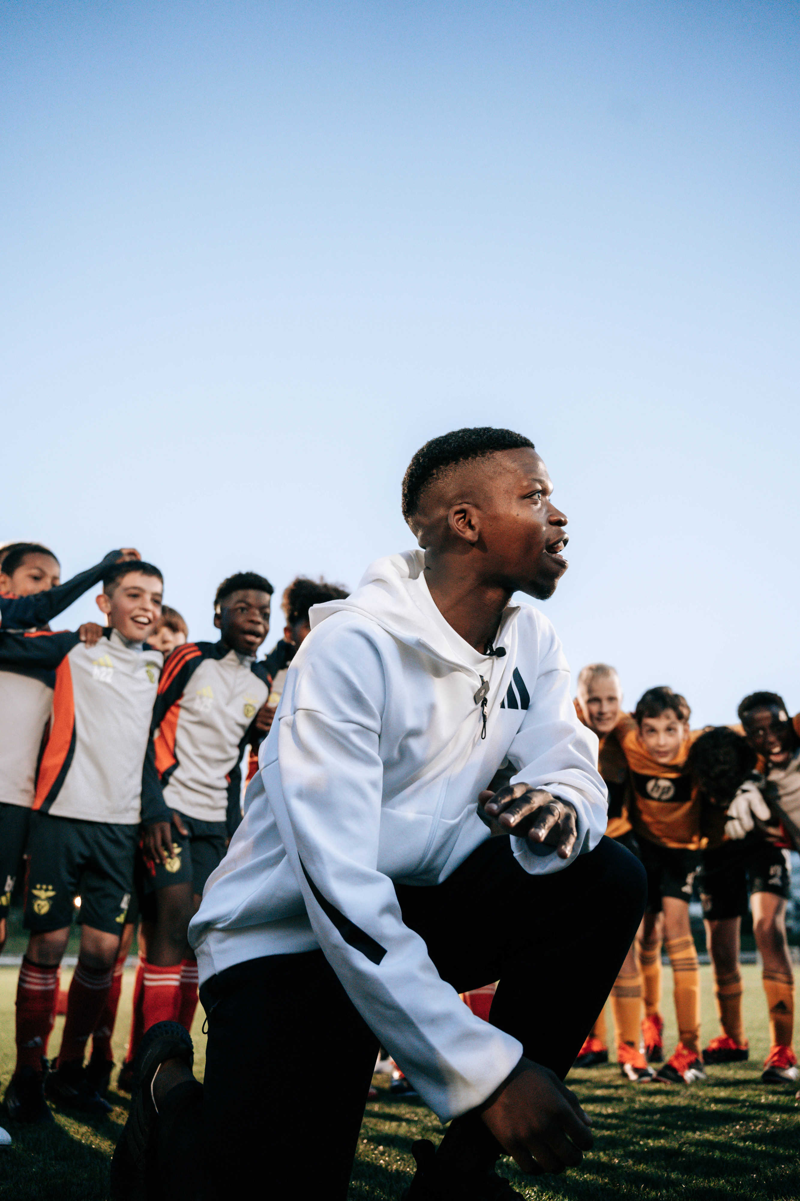 Tem de ver este vídeo de jogador do Benfica a incentivar os meninos da formação. E a alegria deles