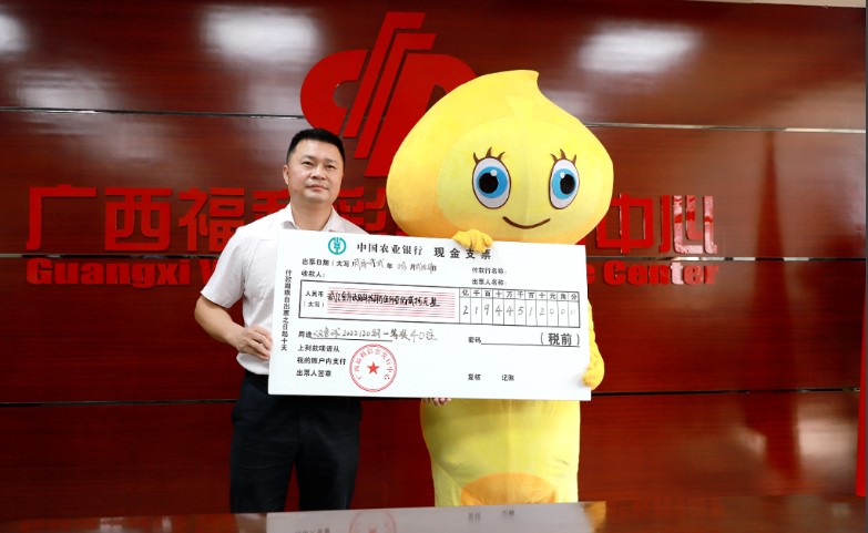 Homem ganha 30 milhões de euros e esconde prémio da mulher e do filho para estes não deixarem de trabalhar