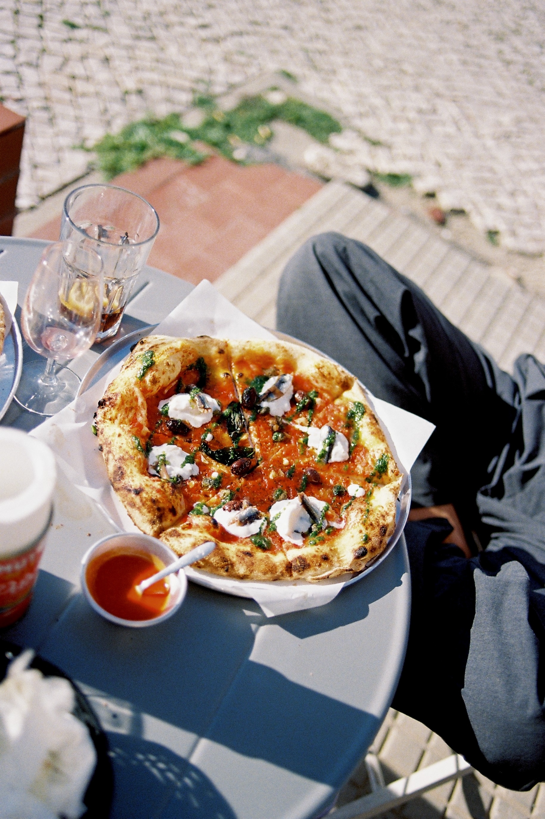 Blitz Pizza & Deli. Este é o spot para matar a fome e a sede entre mergulhos na Costa da Caparica