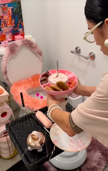 “O nosso cocó merece atenção”. Mulher viraliza por decorar casa de banho e já chegou a gastar 700€ em acessórios