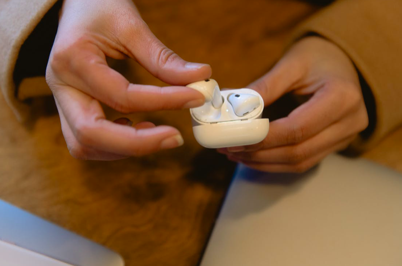 Roubaram os AirPods a esta mulher no avião. Descobriu-os na casa de uma funcionária do aeroporto