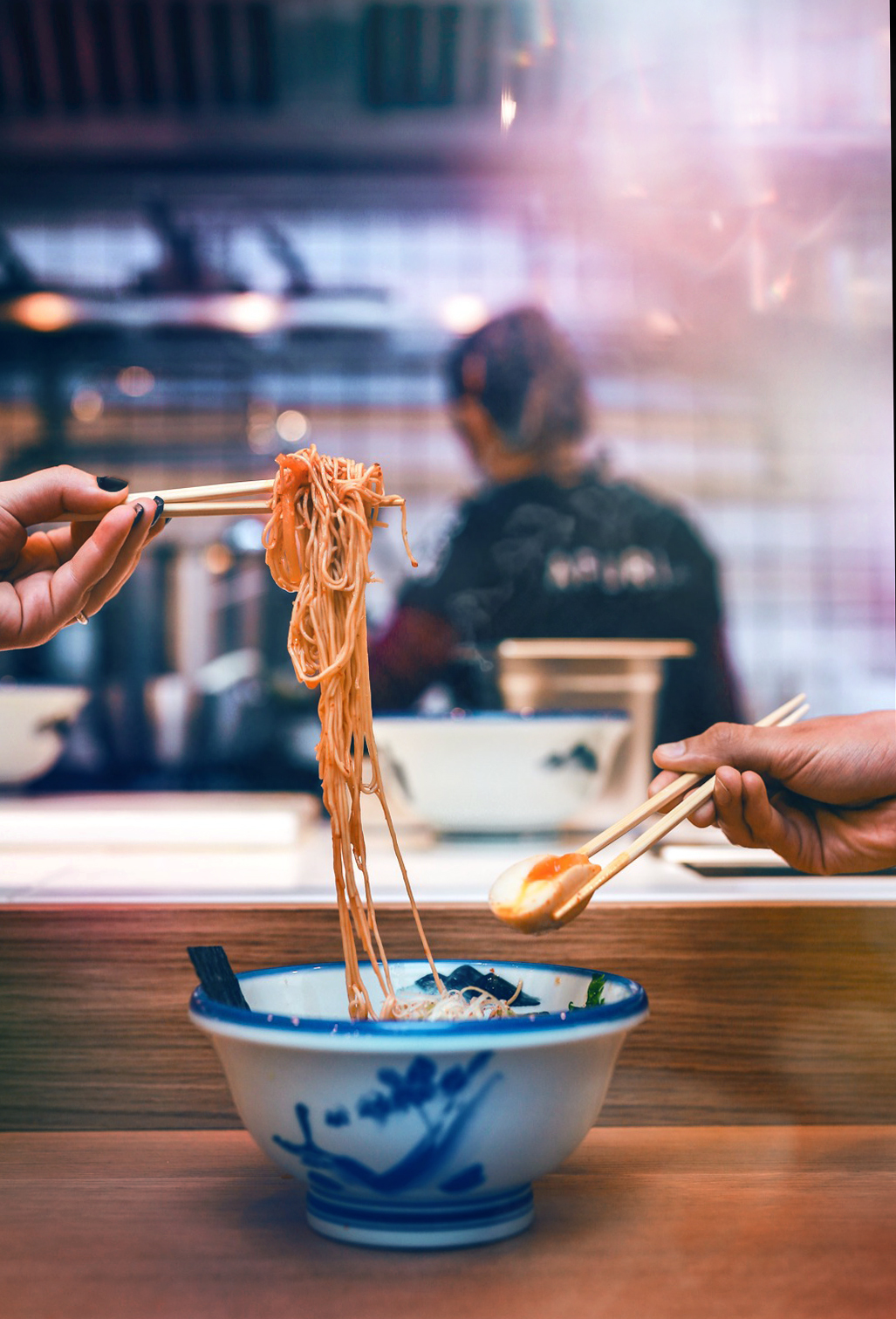 Não há tempo para pousar os pauzinhos se quer provar e ouvir tudo neste festival de ramen