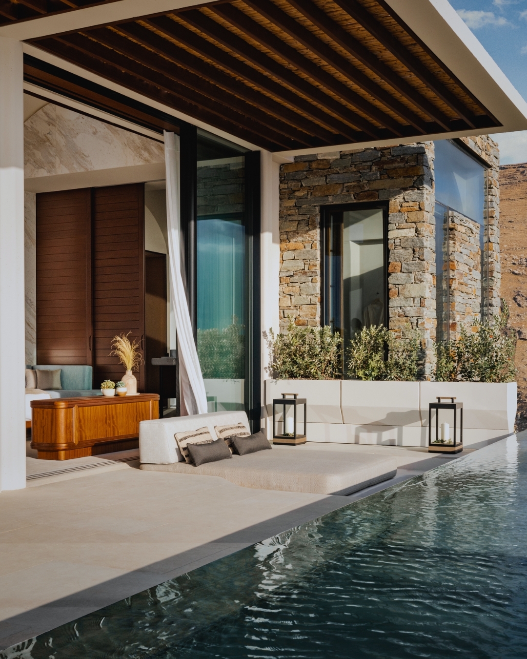 Este resort luxuoso na Grécia tem villas com piscina infinita privada. Veja as fotos deslumbrantes