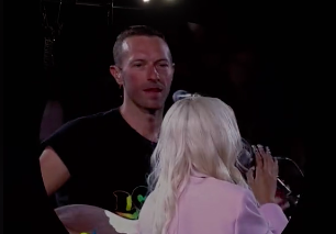 Chris Martin chamou Bárbara Bandeira para cantar “A Balada da Despedida” ao seu lado. Veja o vídeo