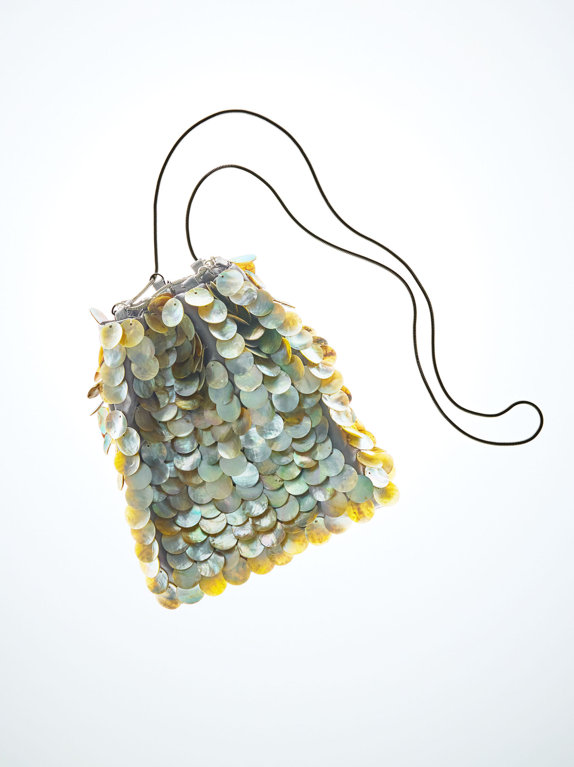 A nova mala de festa da Parfois faz-nos sentir como uma Pequena Sereia milionária. Saiba quanto custa