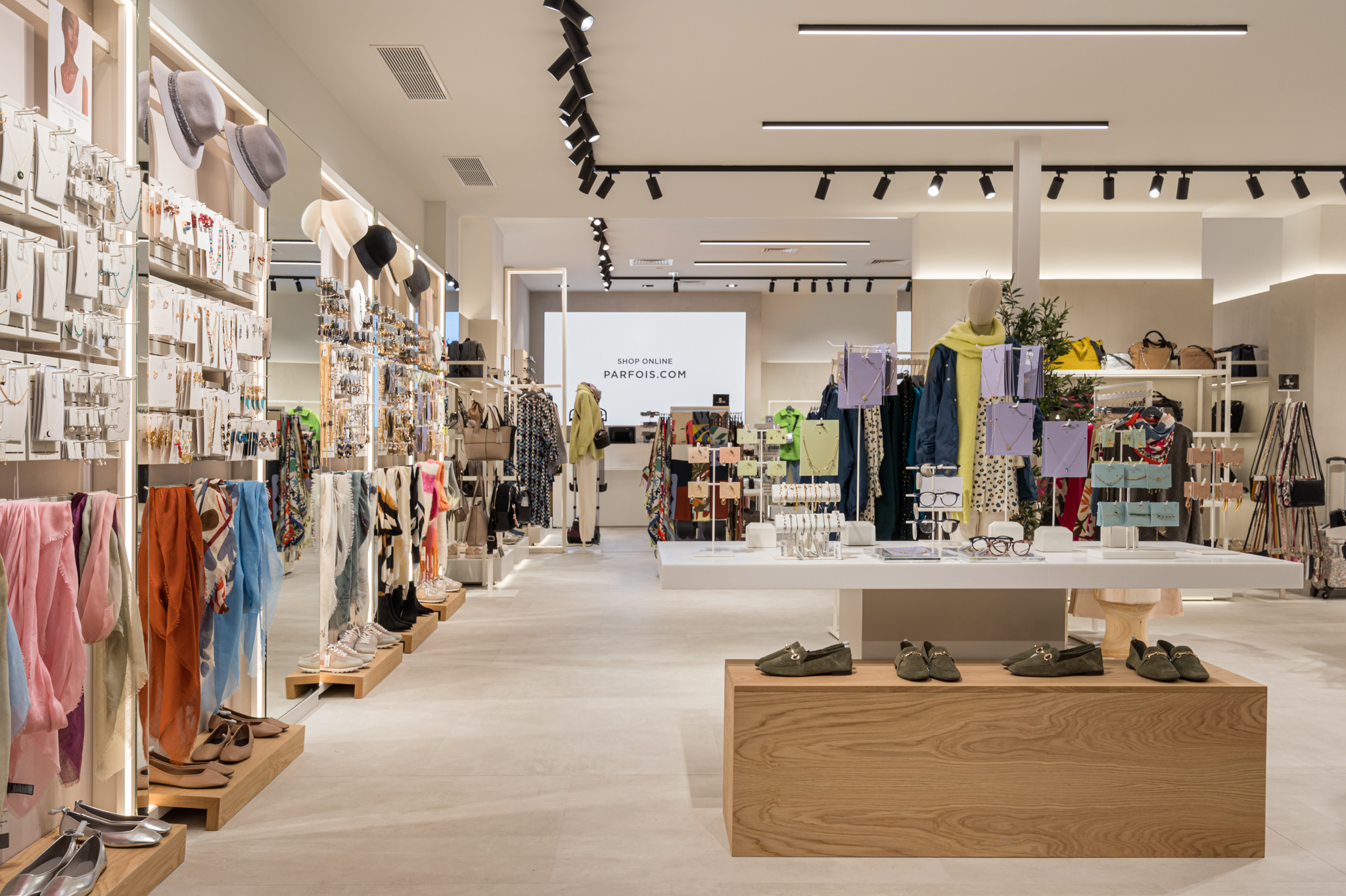 Mais roupa e uma loja linda de morrer. Parfois abre novo espaço nas Amoreiras