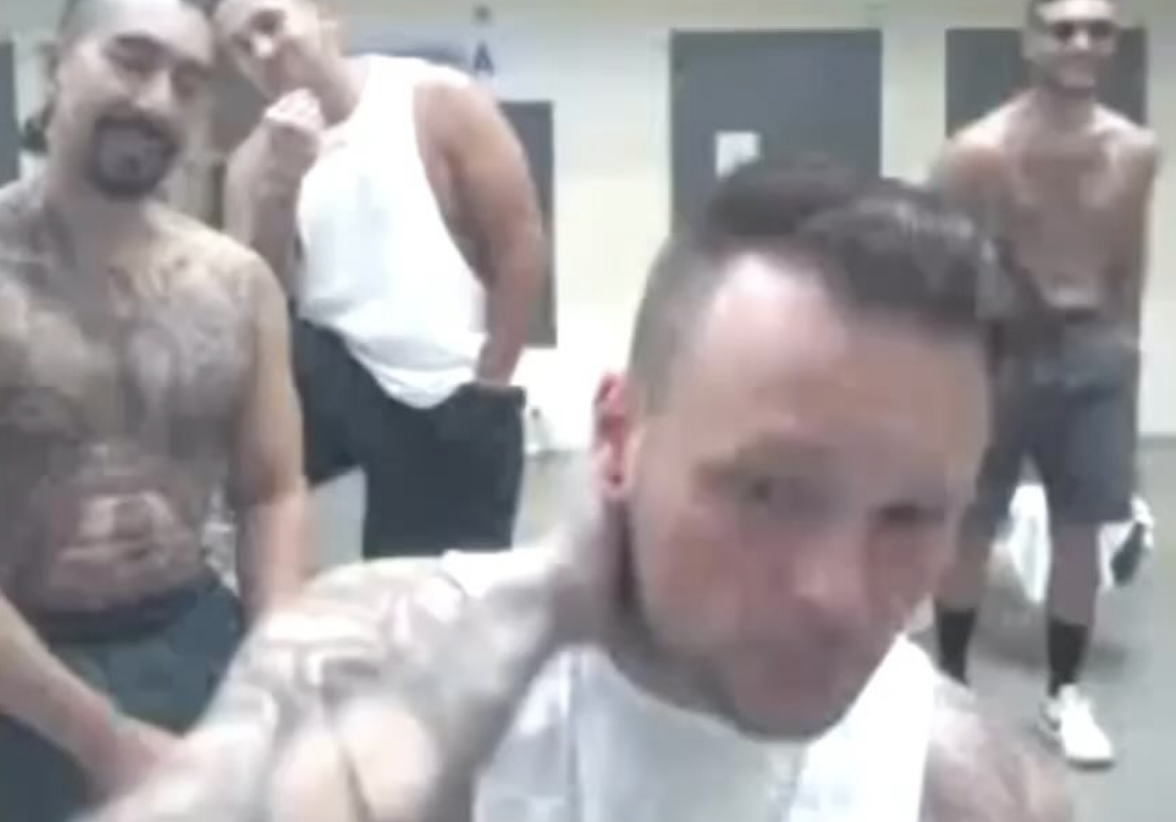 Insólito. Vídeos de reclusos a tentar encontrar o amor circulam nas redes sociais (e são hilariantes)