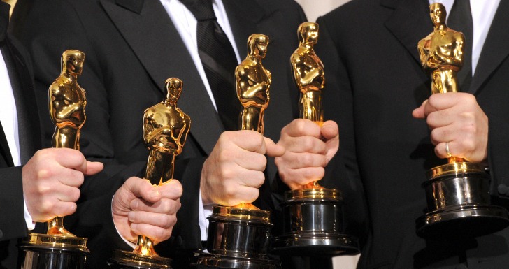 Garrafas de água e caixas de comida. Sala onde aconteceram os Óscares cheia de lixo. Veja a foto