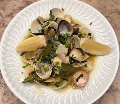 Amêijoas “ao Keralho” são um de muitos clássicos portugueses servidos neste restaurante lisboeta