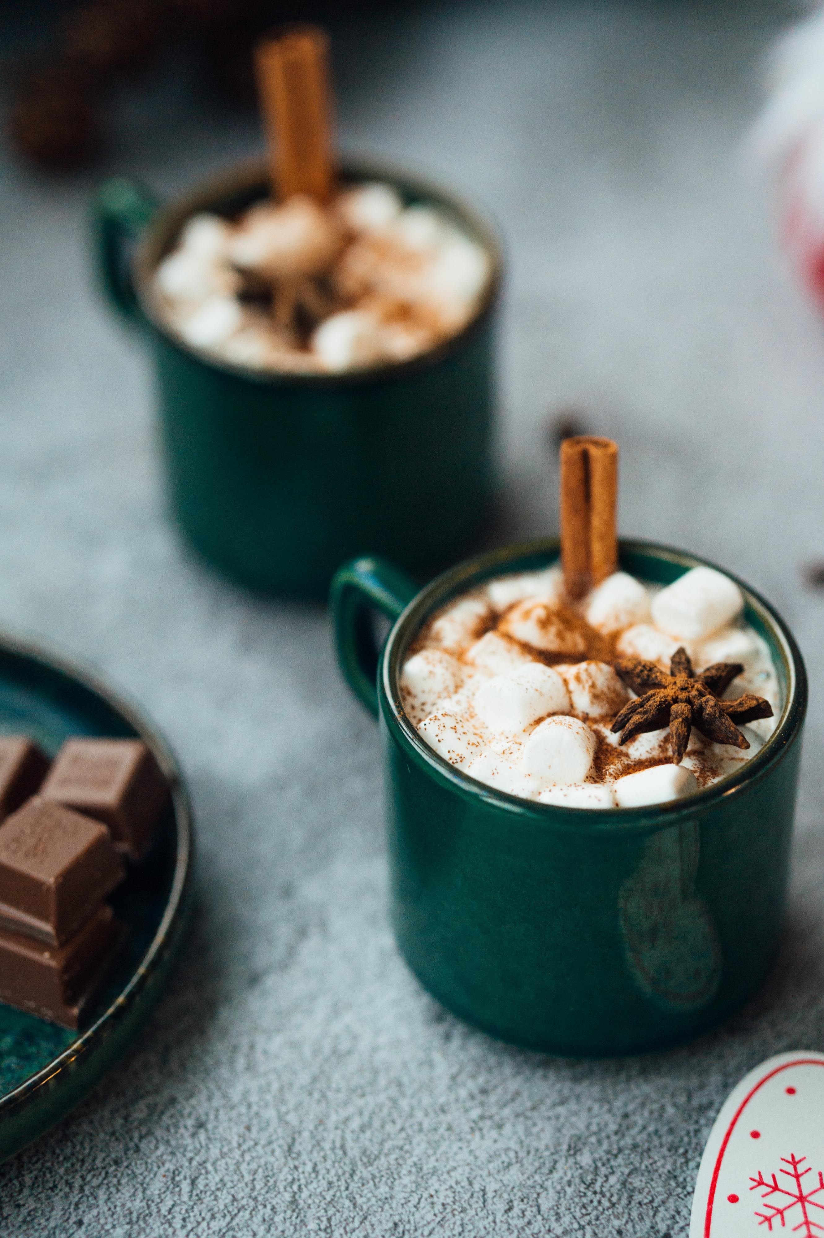 Chocolate quente ou chá com especiarias? 4 bebidas excelentes para os dias frios