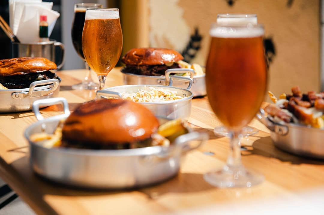 Botão. O espaço na Ericeira que o quer conquistar com carnes fumadas e cervejas artesanais