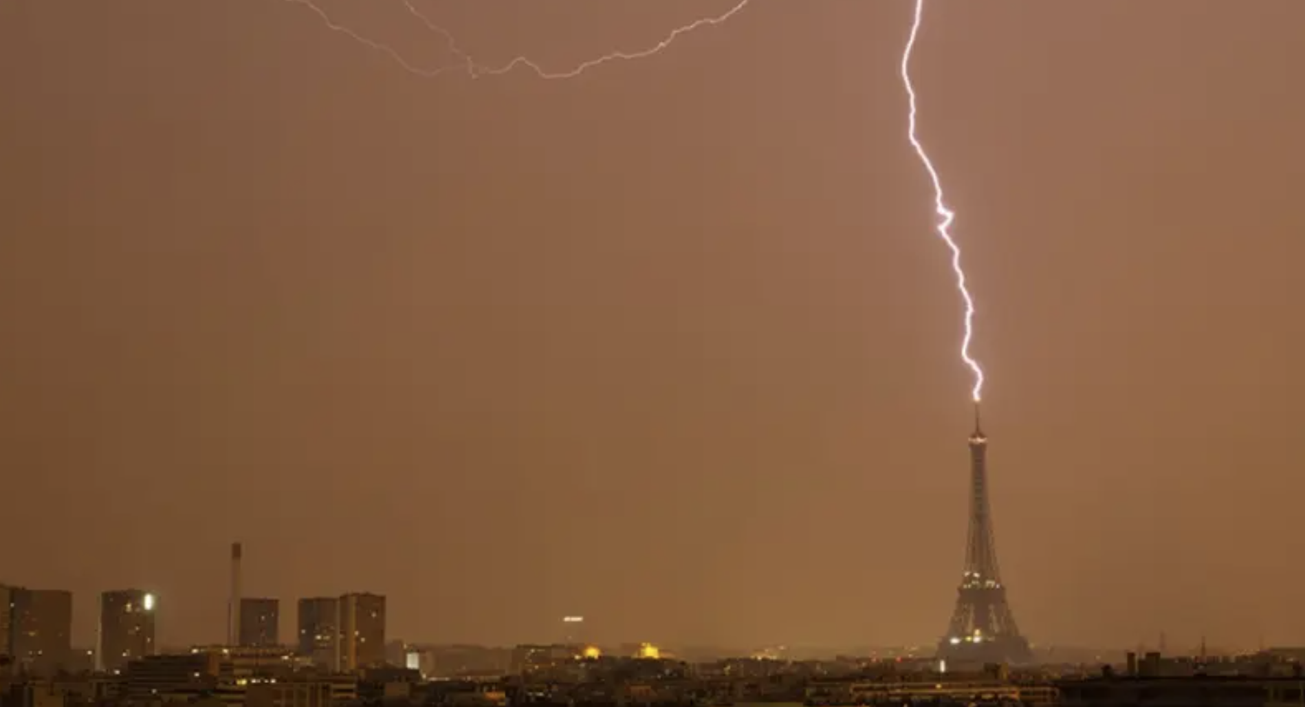 Fotógrafo capta imagem espetacular da Torre Eiffel a ser atingida por um relâmpago. Saiba o que aconteceu