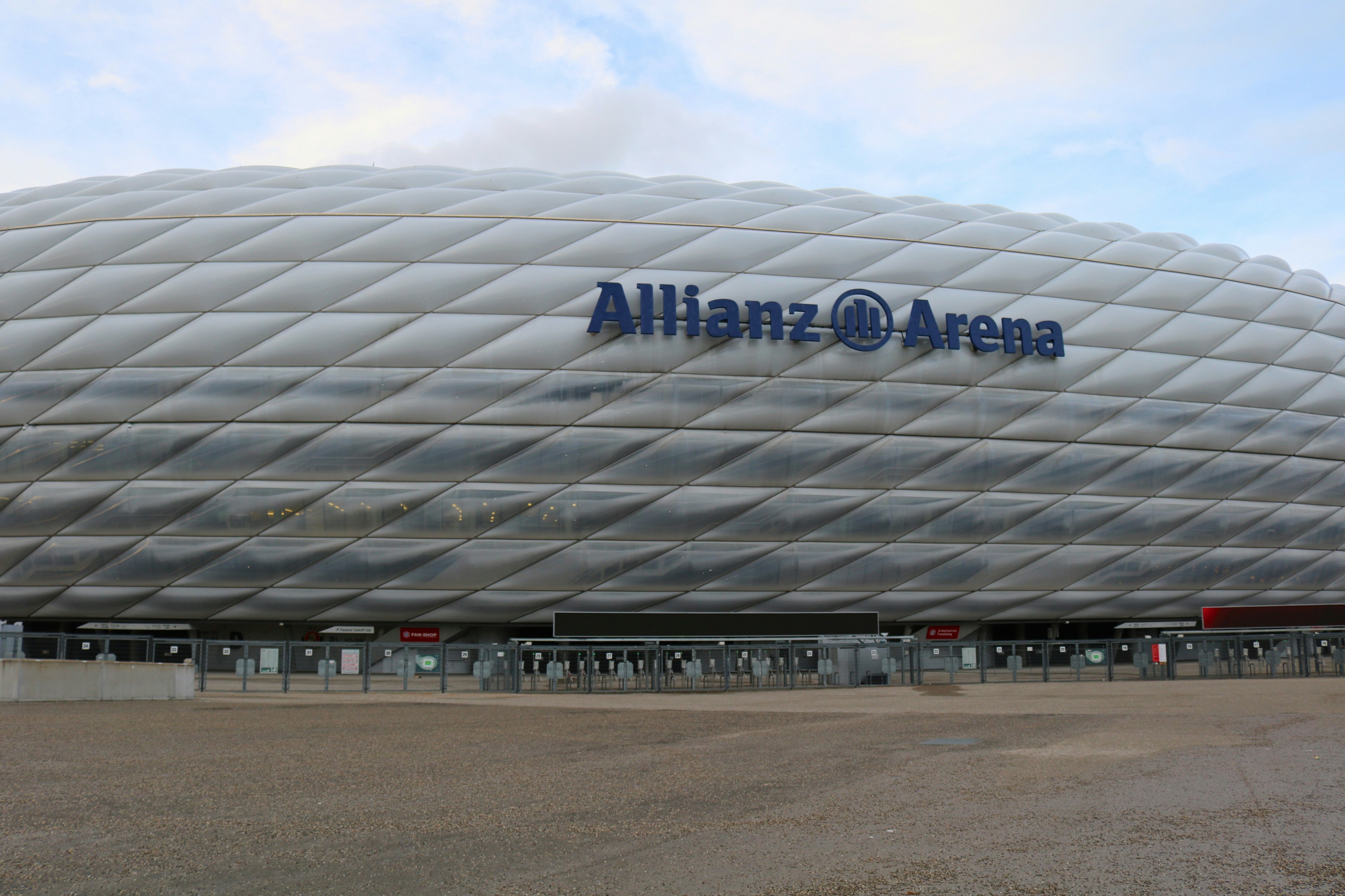 Adepto cai da bancada durante a final da Liga das Nações e morre. Homem era alemão