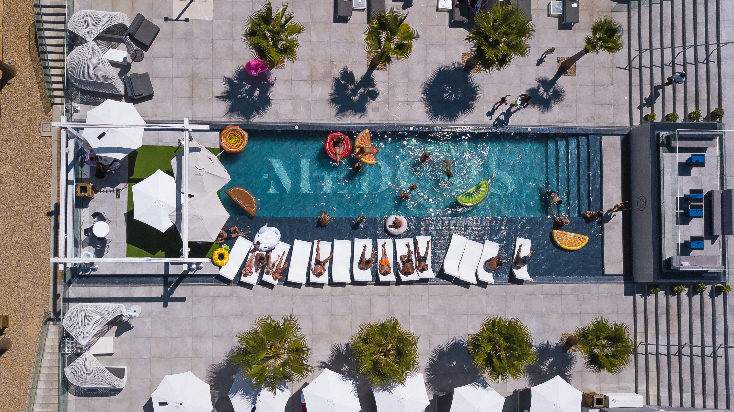 No Medusis Club, pode mergulhar ao som de funk e apanhar sol em camas privadas