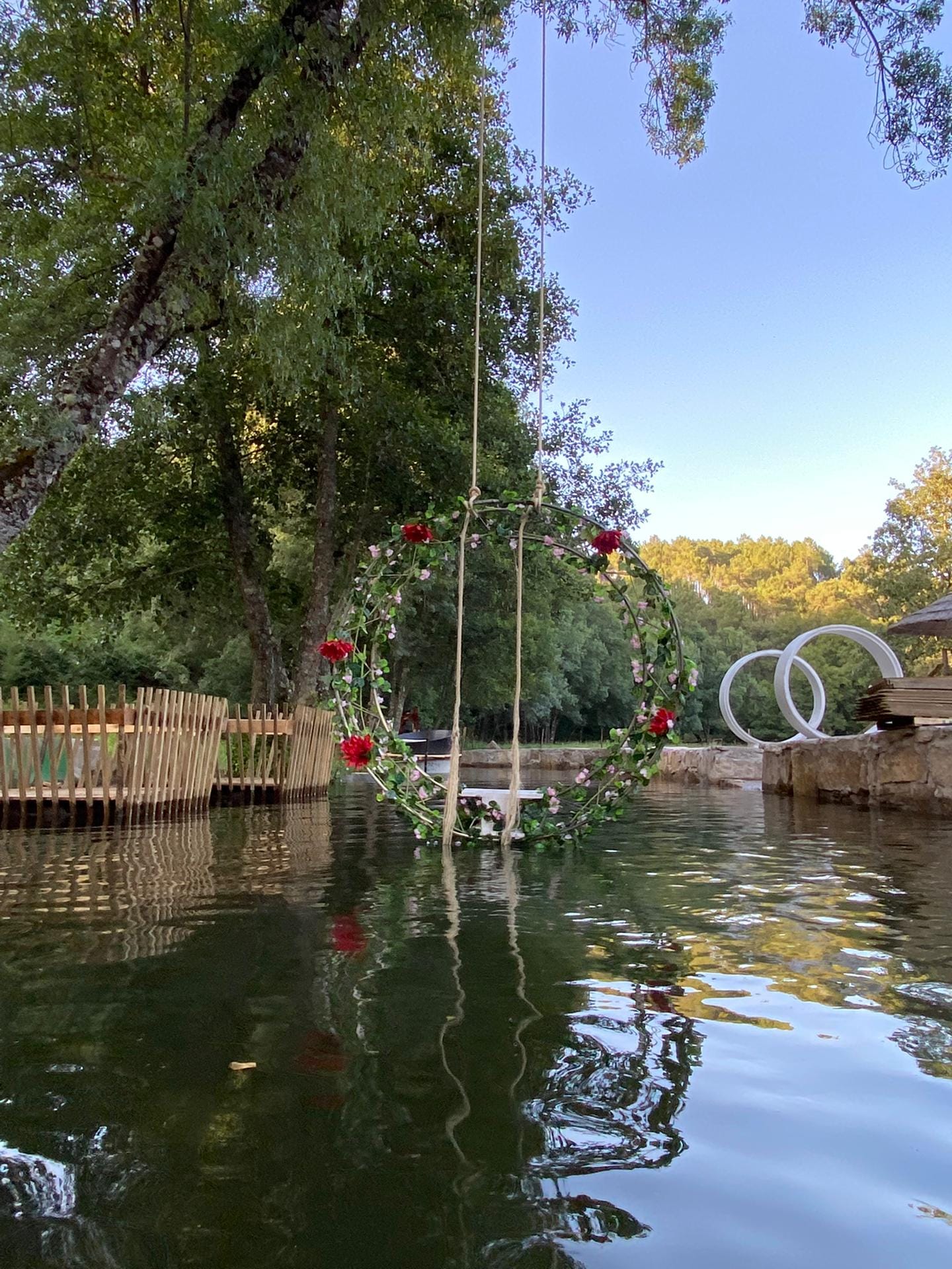 Nasceu em Vila Real um parque encantado com baloiços e DJ que anima as noites ao ar livre