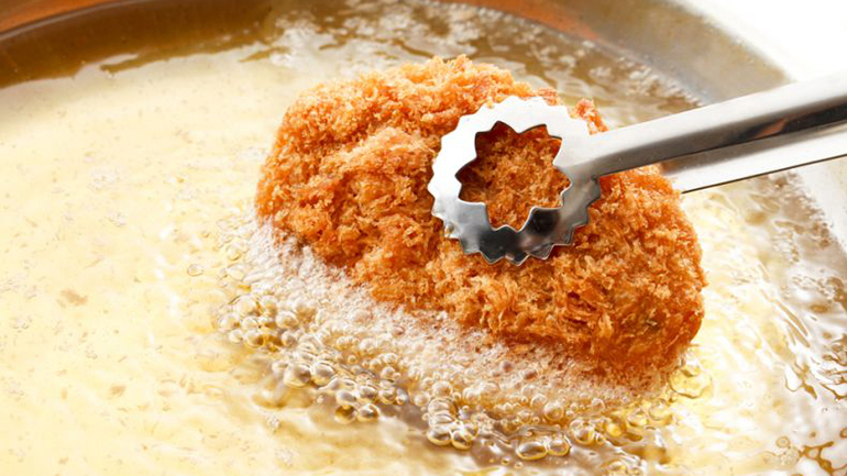 Avó inventa técnica para cozinhar com óleo quente — e proteger-se dos salpicos “mortíferos”