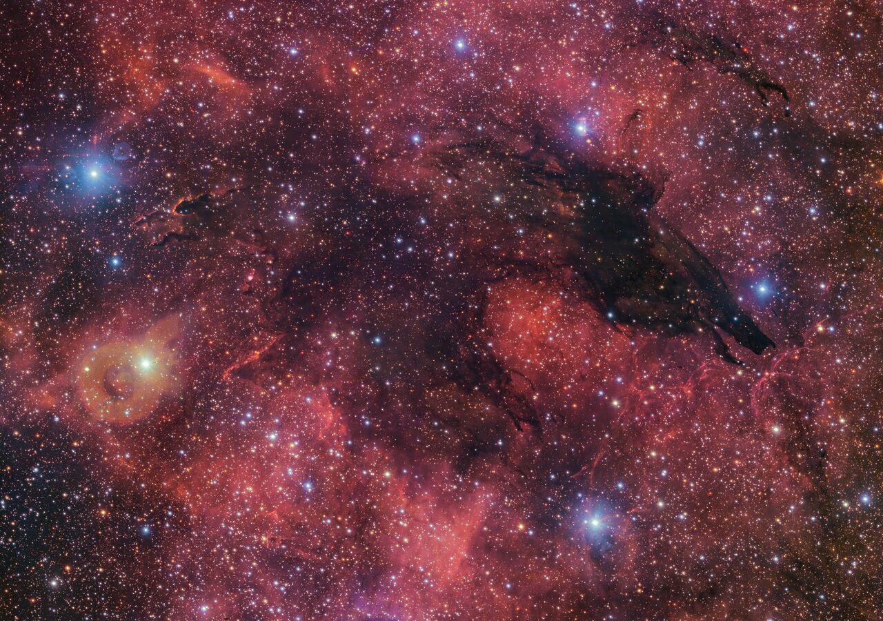 No espaço profundo há um lobo negro pronto a uivar de forma assustadoramente cósmica  