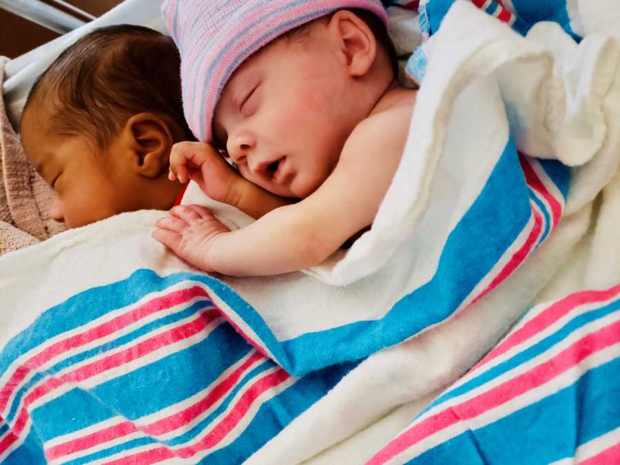 Mãe dá à luz gémeos com tons de pele completamente diferentes