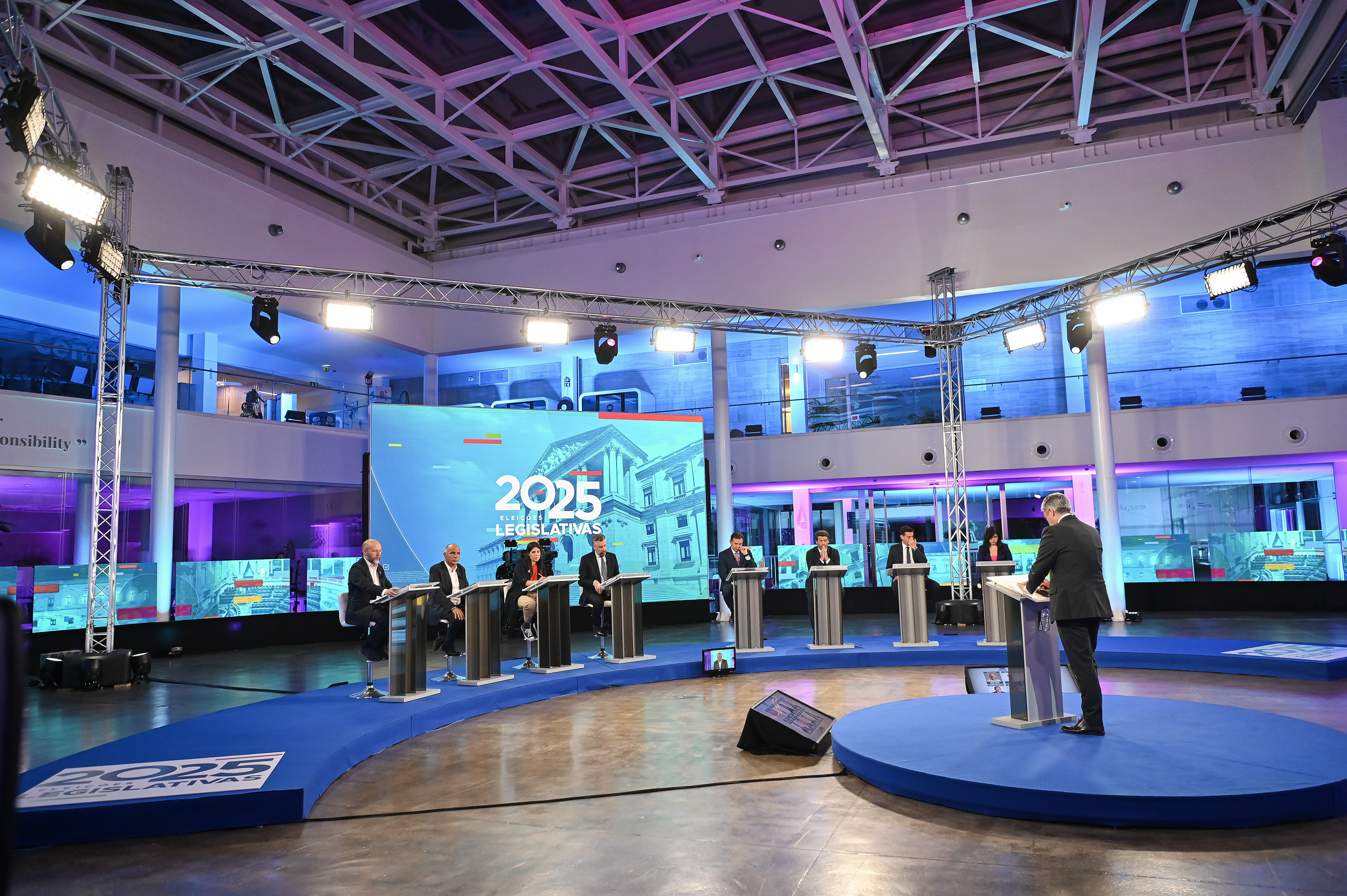 Um debate morno a oito sobre o caso Spinumviva, imigração, habitação, saúde e economia