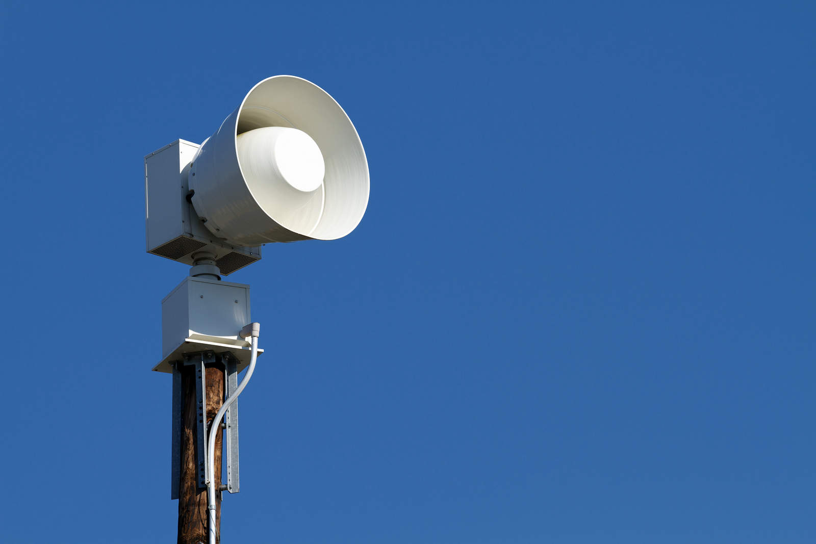 Sistemas de alarme público pouco protegidos em risco de serem “calados” por hackers