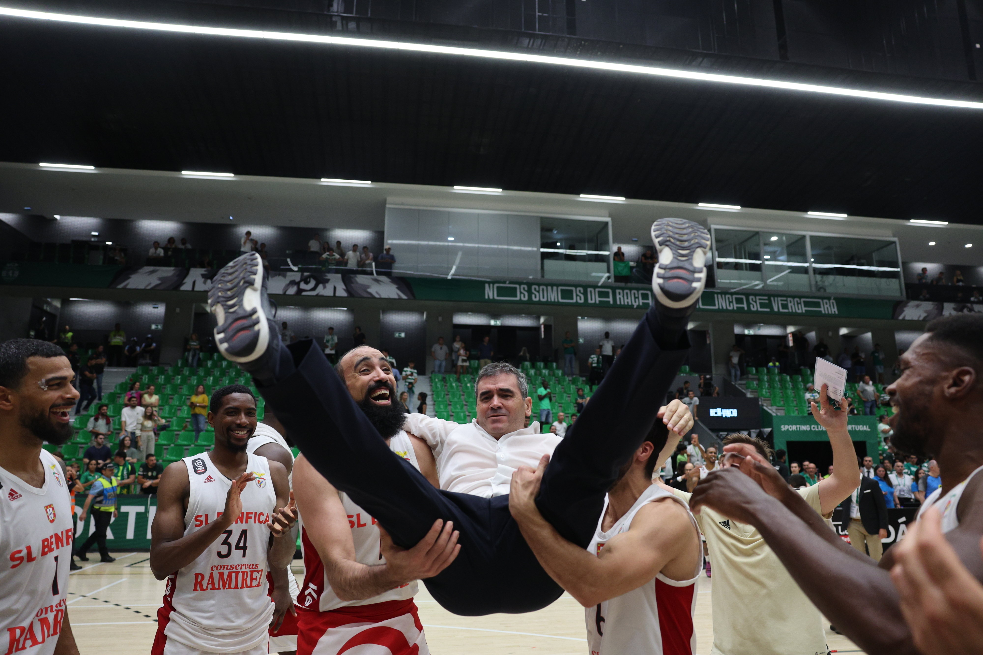 Benfica derrota Sporting no arranque da final do playoff com cesto em cima  da buzina - Basquetebol - Jornal Record