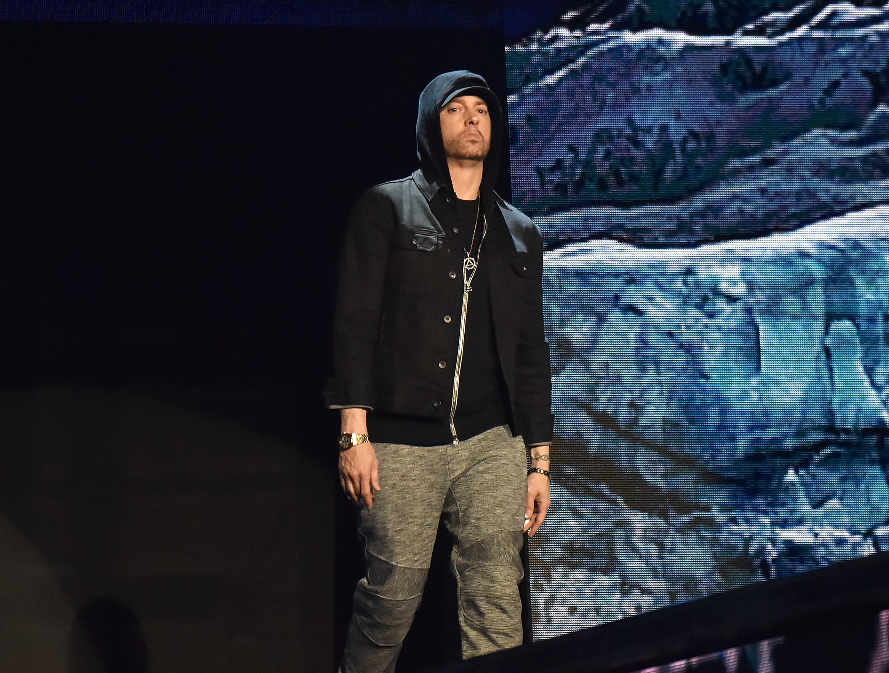 Porque é que Eminem atuou nos Óscares 17 anos depois de ganhar um prémio?