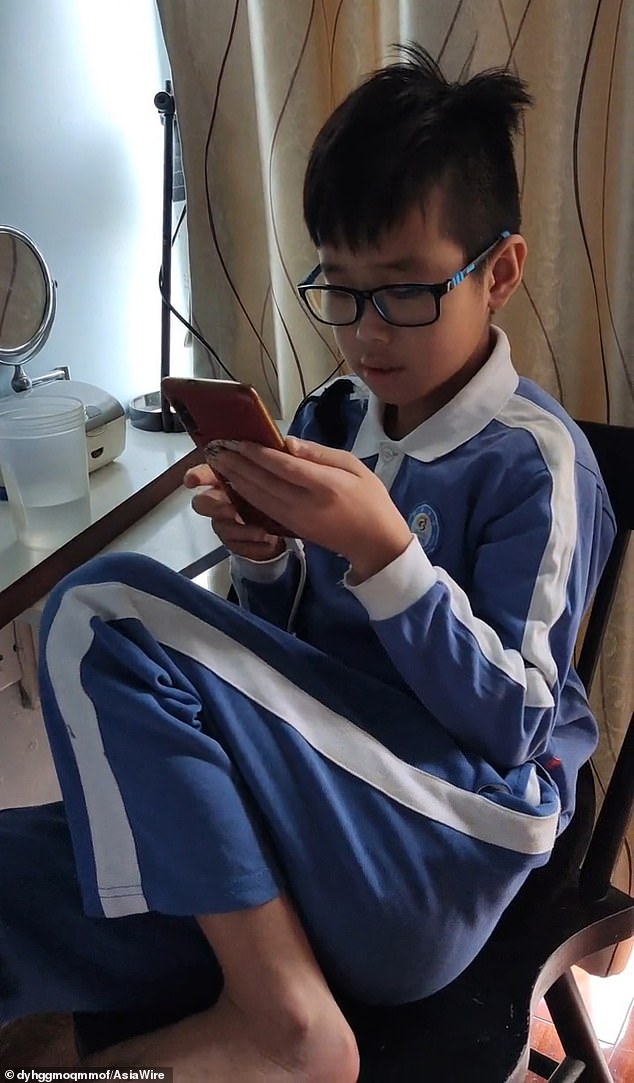 Pai obriga filho a jogar 17 horas seguidas como castigo por usar telemóvel na cama