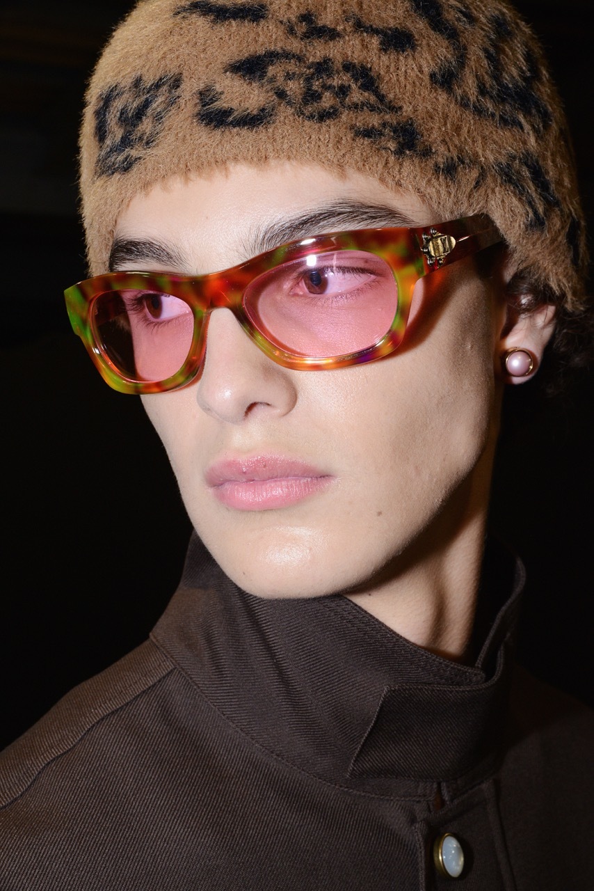 Os óculos coloridos desfilaram na Louis Vuitton. Eis 14 opções desde 7,99€ para dar mais vida aos looks