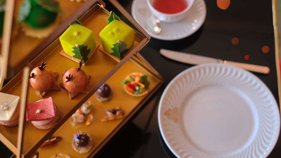 O chá da tarde festivo do Ritz merecia ser servido ao Pai Natal e aos seus ajudantes. Perceba porquê