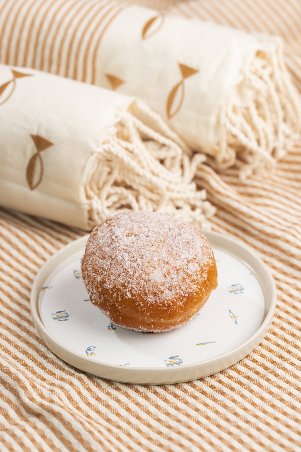 A melhor companhia para estas bolas de Berlim gulosas é uma tolha de praia com muita pinta