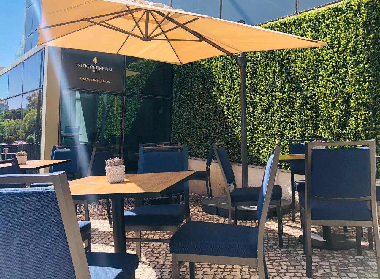 Akla Terrace. A nova esplanada no centro de Lisboa com saladas compostas, pizzas e até pavlova