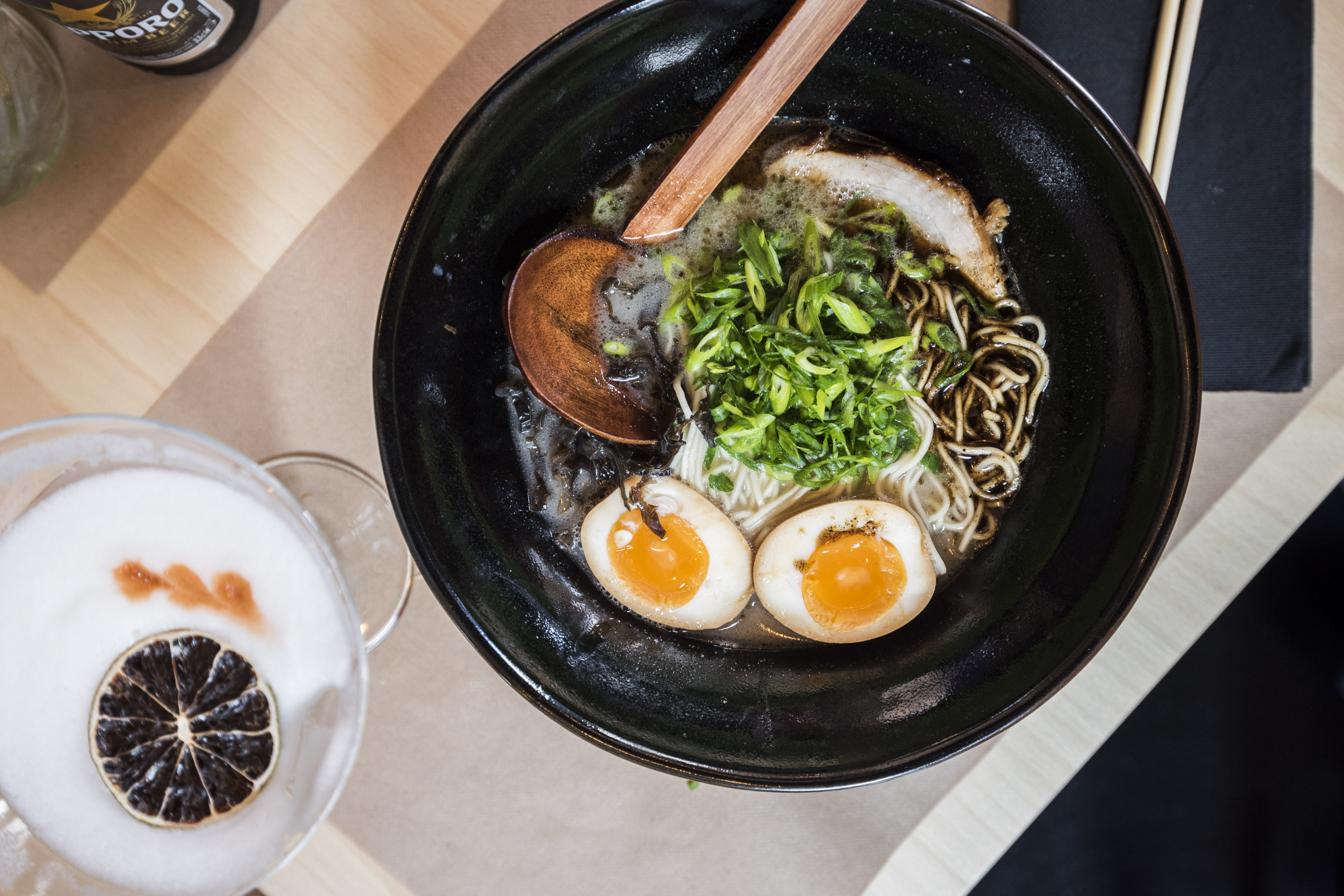 Depois de 600 ramens servidos em casa, o Ajitama abre como restaurante