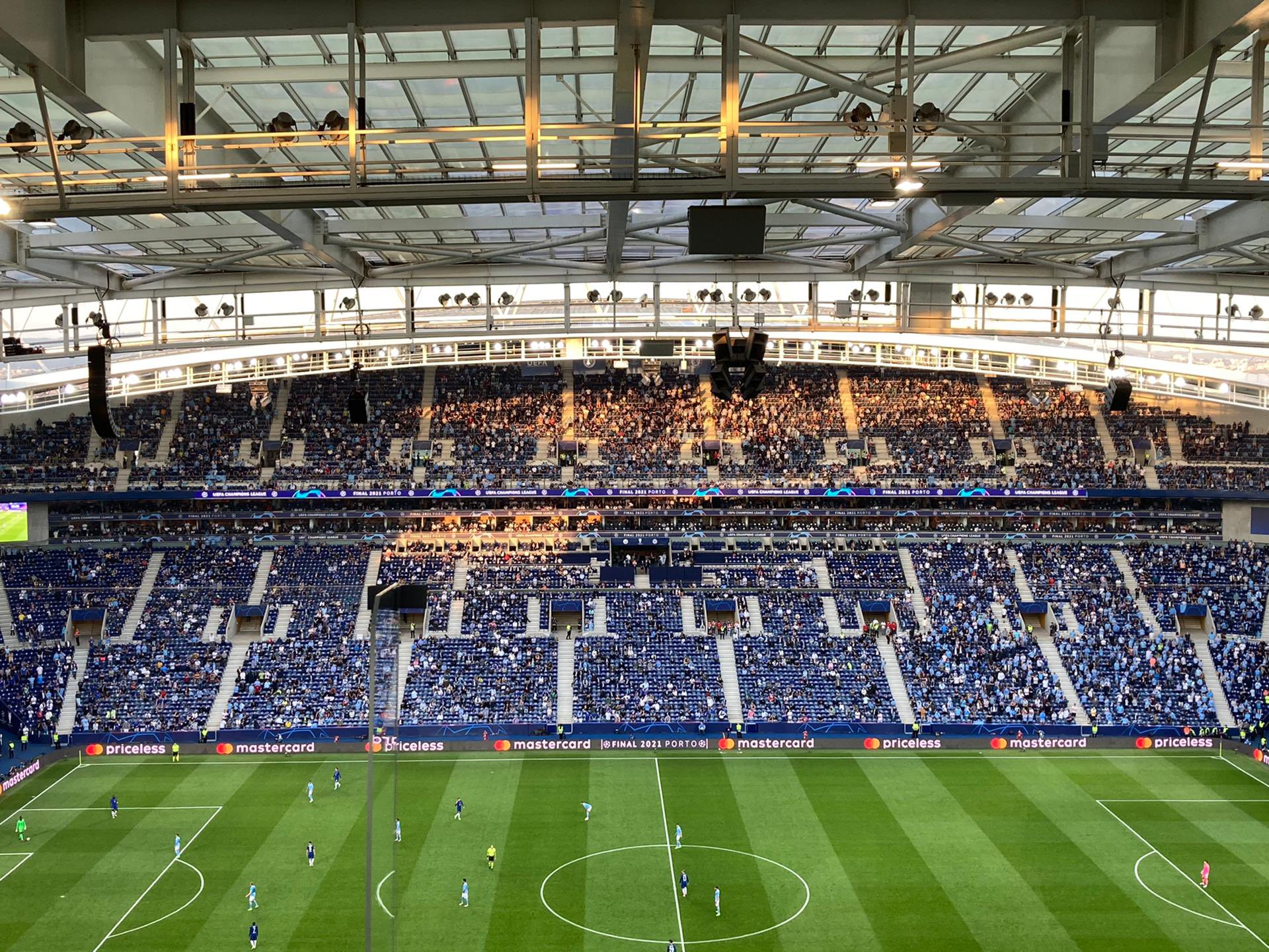 Adeptos sem máscaras nas ruas, invasão de esplanadas e desacatos: o efeito “Champions” no Porto