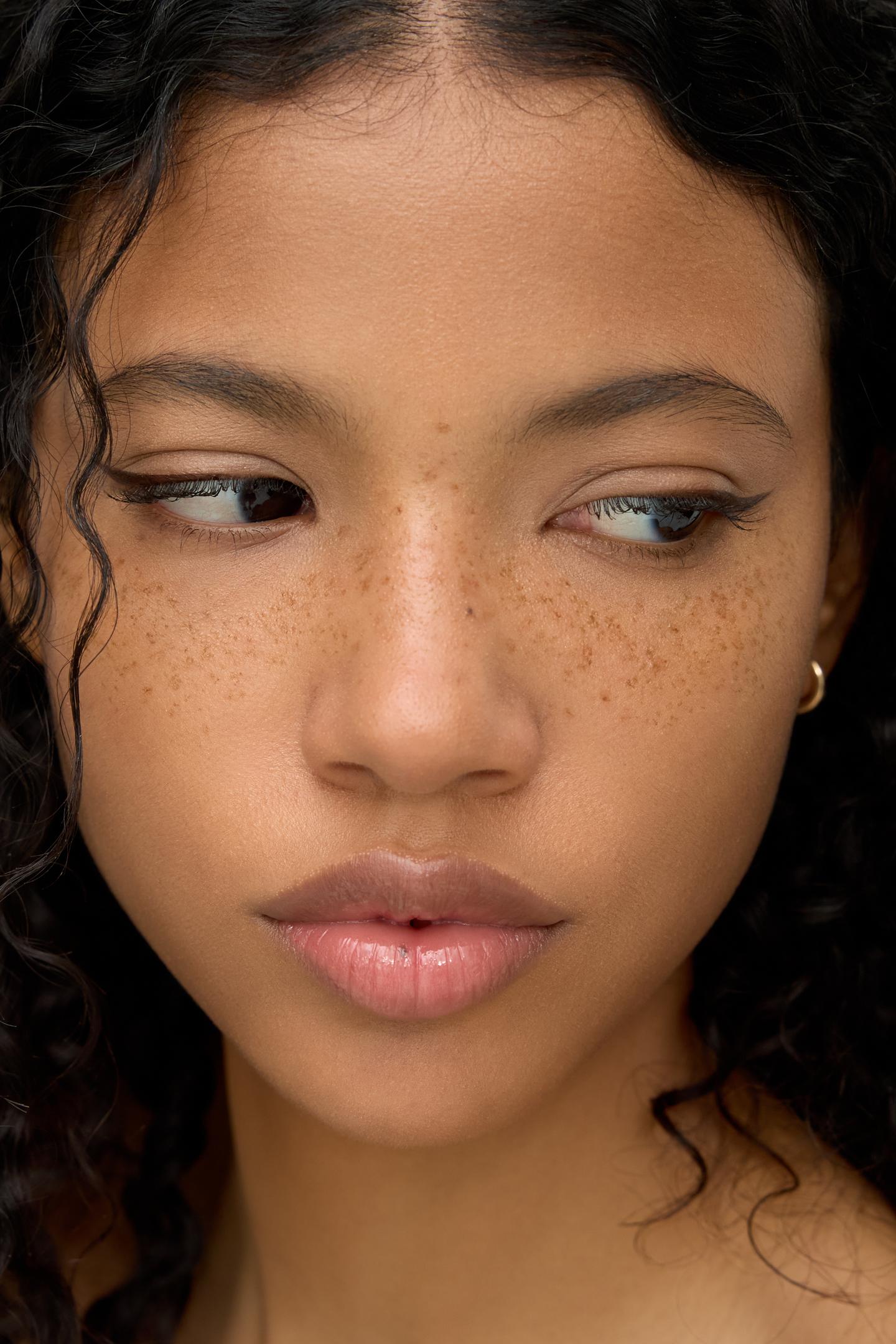 Sempre quis ter sardas? Pode consegui-las com este produto 2 em 1 da Zara (que não chega aos 13€)