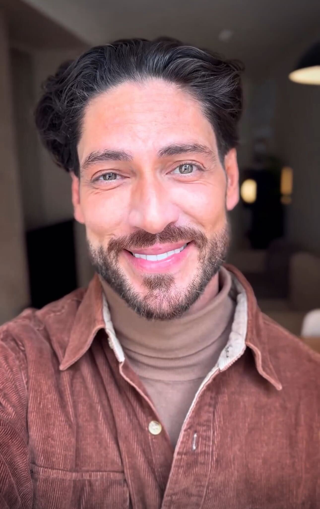 Ângelo Rodrigues confirma ter feito “mistura infeliz de substâncias psicoativas”. Veja o vídeo do ator