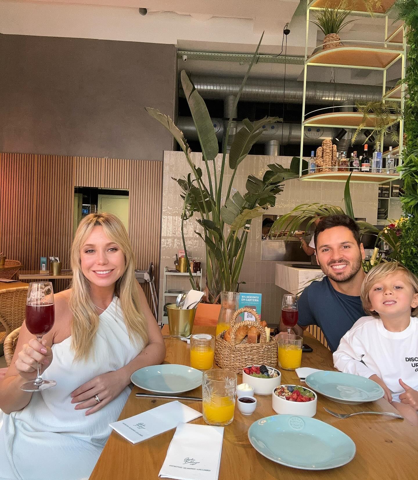 Sofia Arruda foi mãe pela segunda vez. Veja a primeira fotografia da atriz e do marido com a bebé