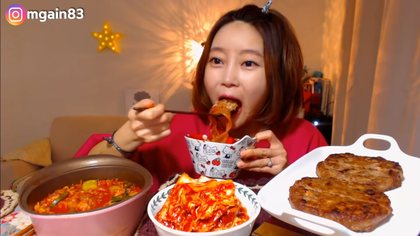 Há pessoas a ganhar 9 mil euros só por comerem em frente a uma câmara