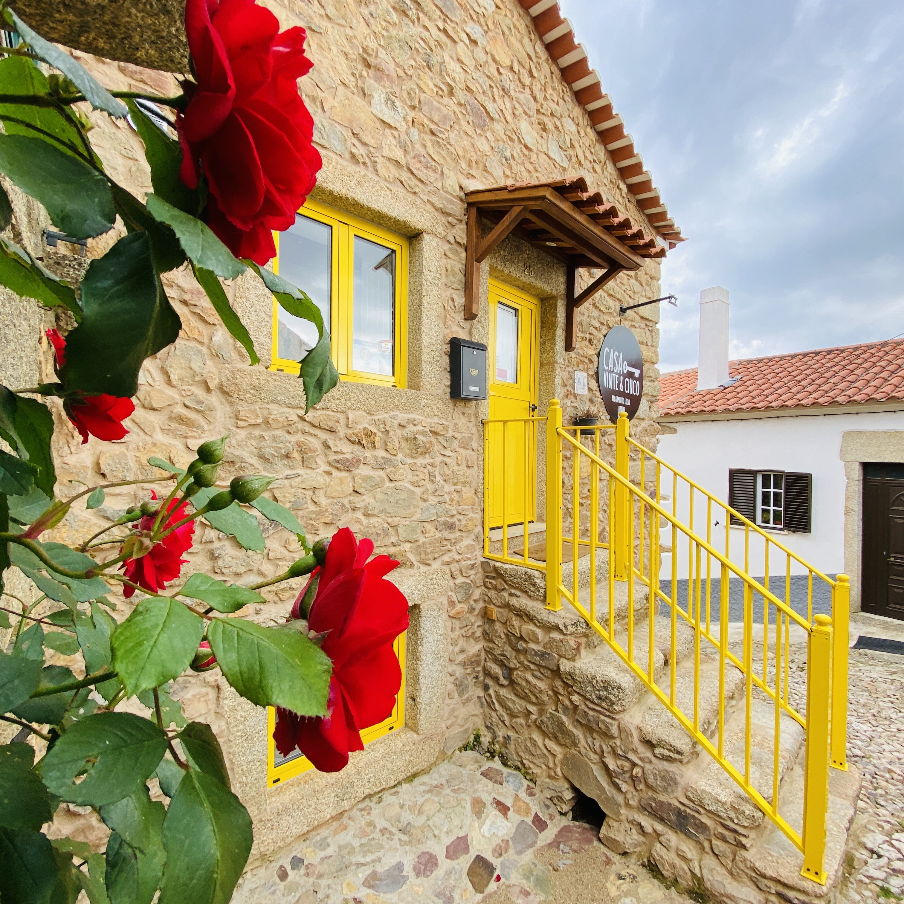 Casa Vinte & Cinco. O refúgio onde fazem as compras por si e é recebido com queijo caganita