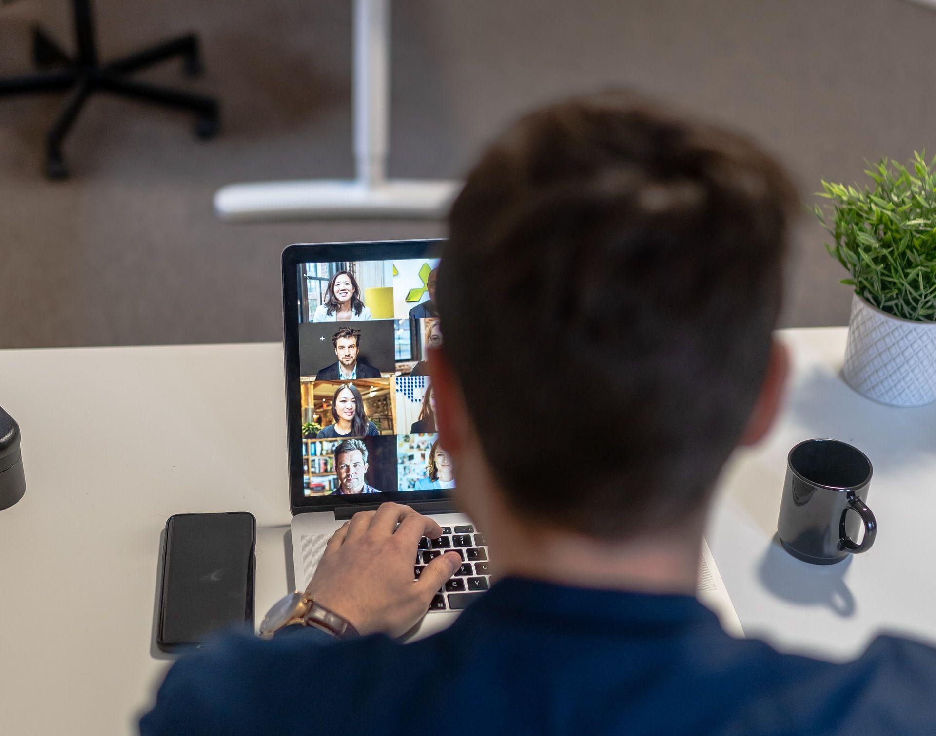 Atrair candidatos qualificados é o maior desafio das empresas em Portugal. IA (ainda) não ajuda